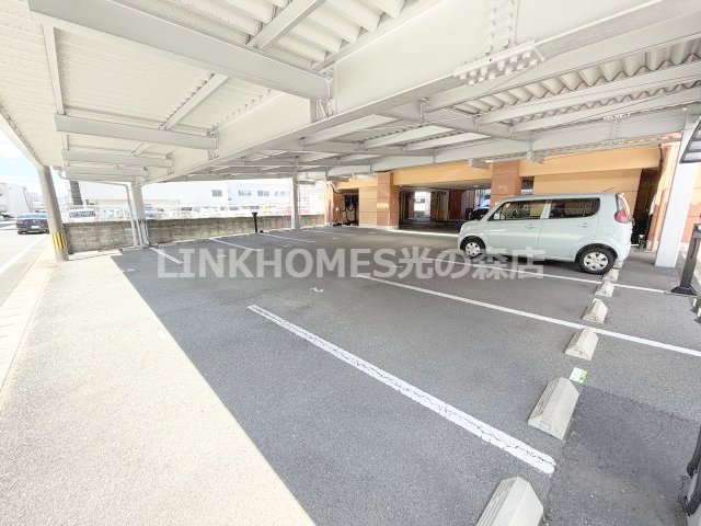 駐車場　屋根付き駐車場