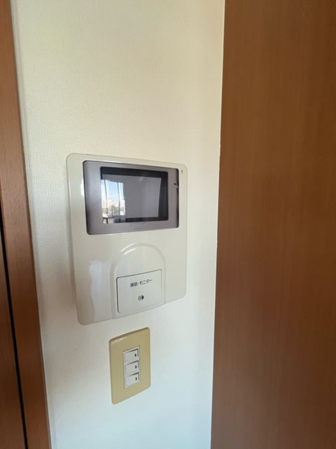セキュリティ　室内にいながら訪問者の顔を確認できるモニター付きインターホン