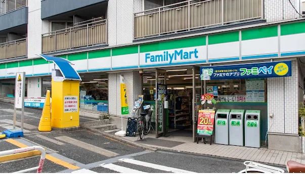 コンビニ　ファミリーマート牛込柳町駅前店（コンビニ）まで376m