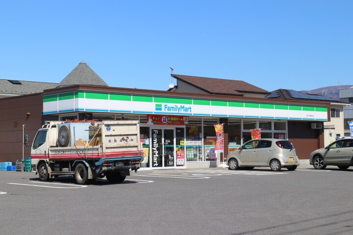 コンビニ　ファミリーマート沼田久屋原町店（コンビニ）まで400m