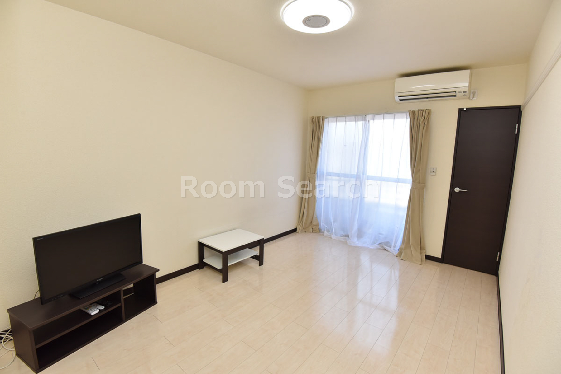 居室・リビング　テレビ、テーブル、カーテン、エアコン付き