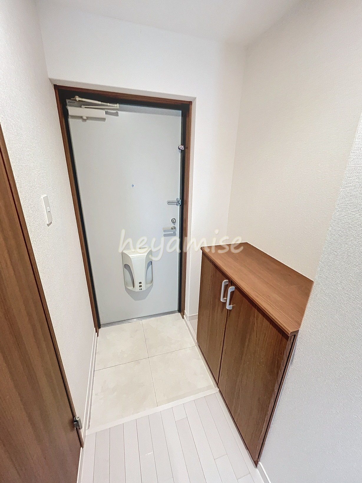 玄関　写真は別号室。