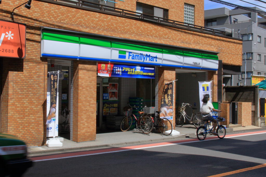 コンビニ　ファミリーマート千歳烏山店（コンビニ）まで134m