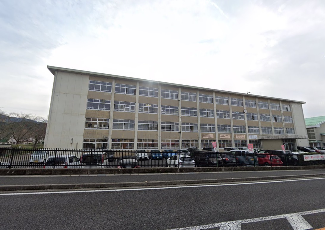 中学校　舞鶴市立青葉中学校（中学校）まで1258m