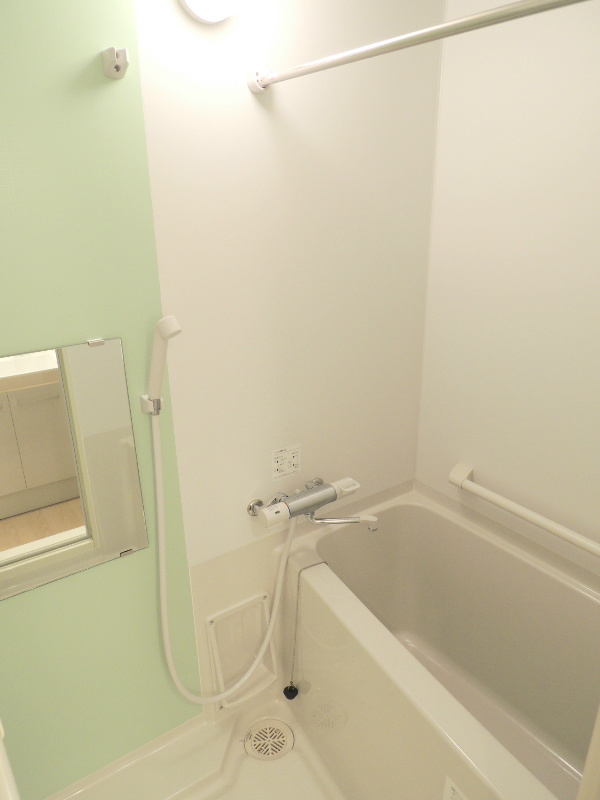 バス・シャワールーム　カラーパネルの明るいバスルーム