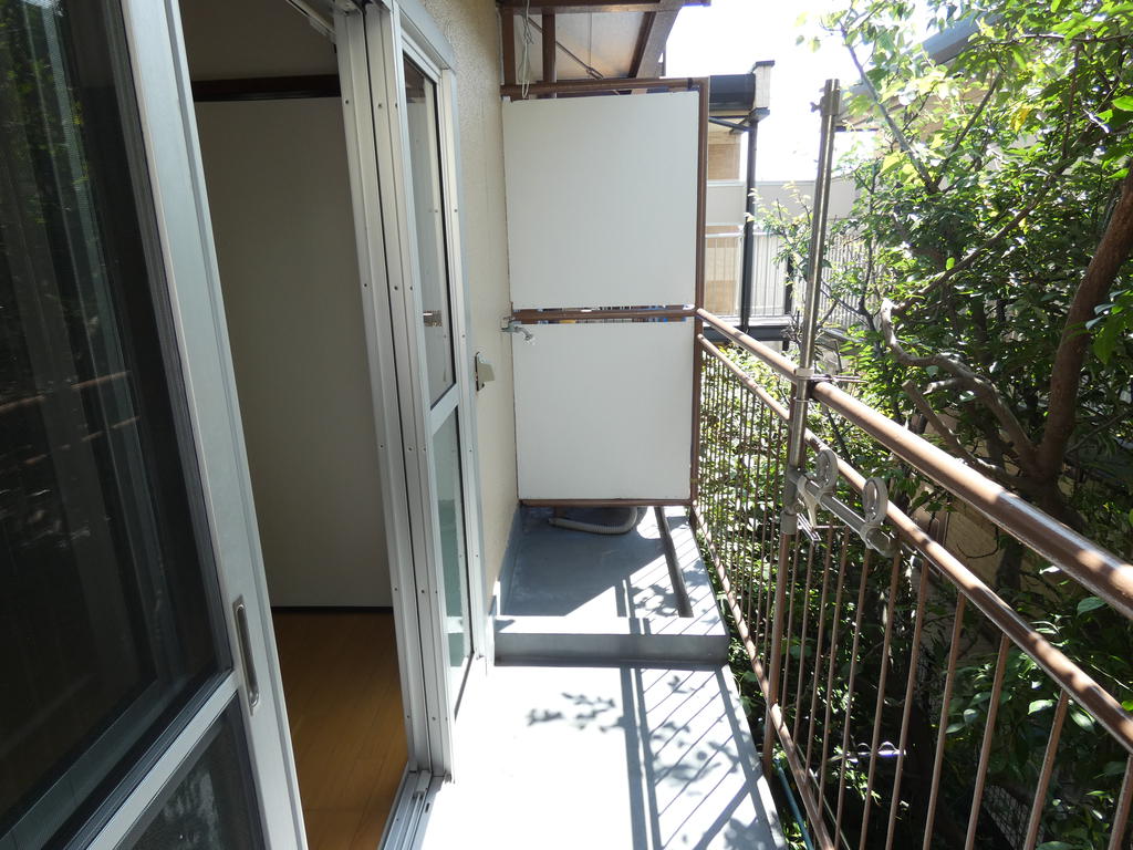 バルコニー　洗濯機置場はバルコニーになります。