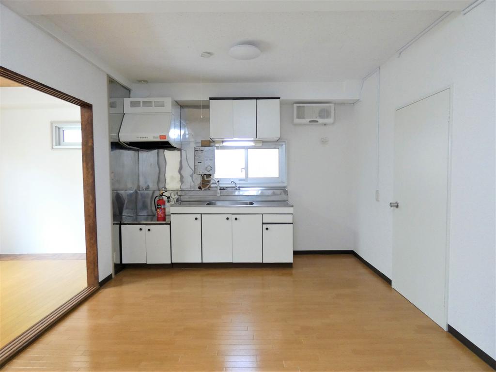 キッチン　ワイドな流し台。瞬間湯沸かし器付き。