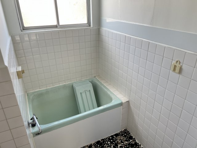 バス・シャワールーム　シャワーありません。窓付きの浴室