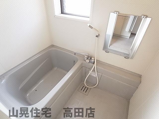 バス・シャワールーム　浴室にも窓があって快適☆彡