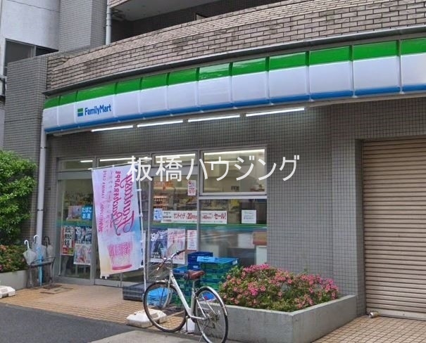 コンビニ　ファミリーマート板橋駅桜通り店（コンビニ）まで245m