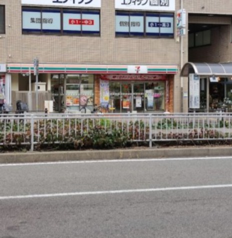 コンビニ　セブンイレブン（コンビニ）まで321m