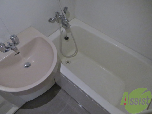 バス・シャワールーム　清潔感があり広いお風呂です足もゆっくり伸ばせますね