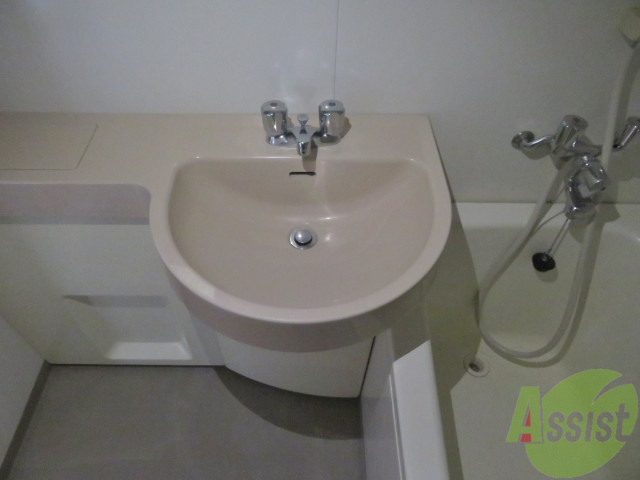 洗面設備　シンプルな洗面台ですが朝の準備がはかどりそうですね