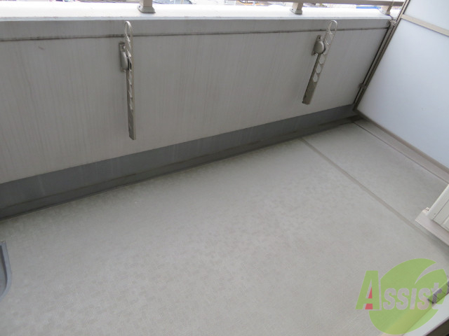 バルコニー　バルコニーは広く洗濯物や布団など簡単に干せそうですね