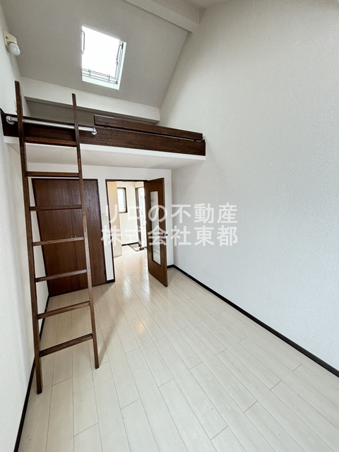 その他部屋・スペース　上品なフローリング仕上げの洋室です！