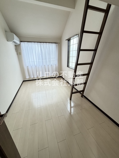 居室・リビング　２面採光なので、明るく風通しのよい過ごしやすいお部屋です♪