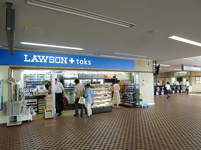 コンビニ　ローソンLAWSON＋toks菊名駅店（コンビニ）まで344m