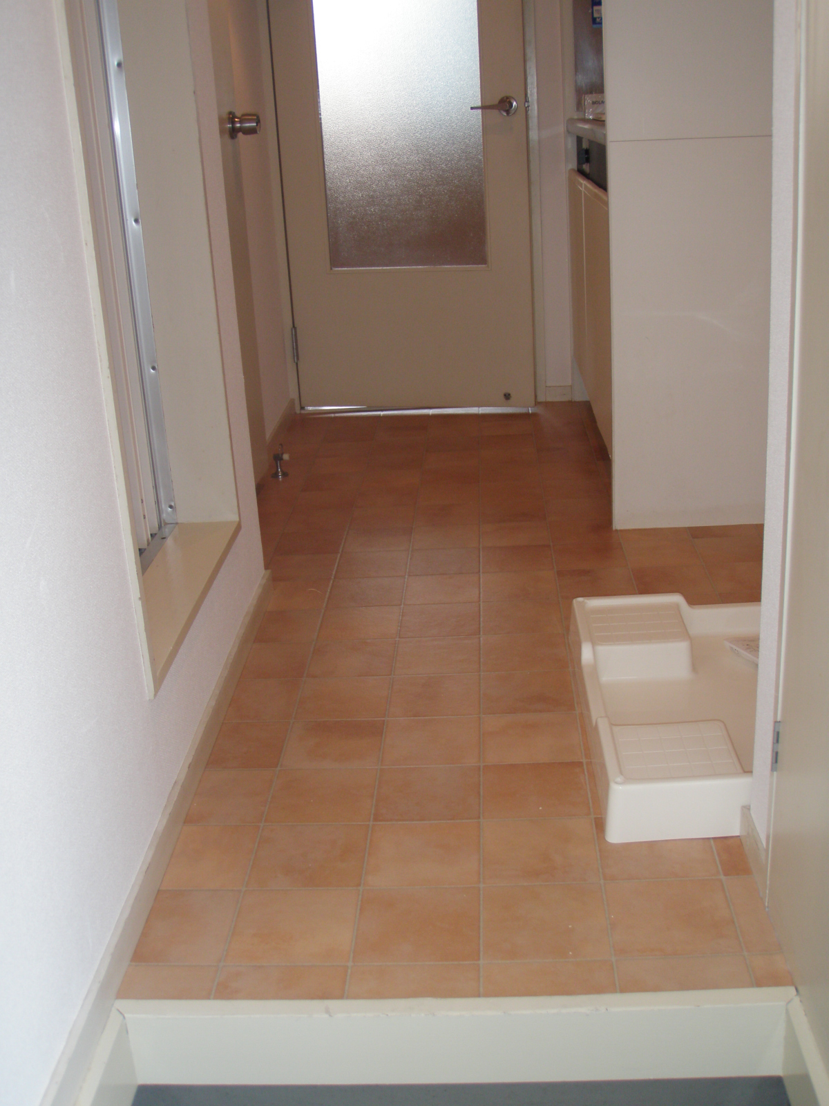 玄関　テラコッタ調柄の床で清潔感があり、おしゃれです