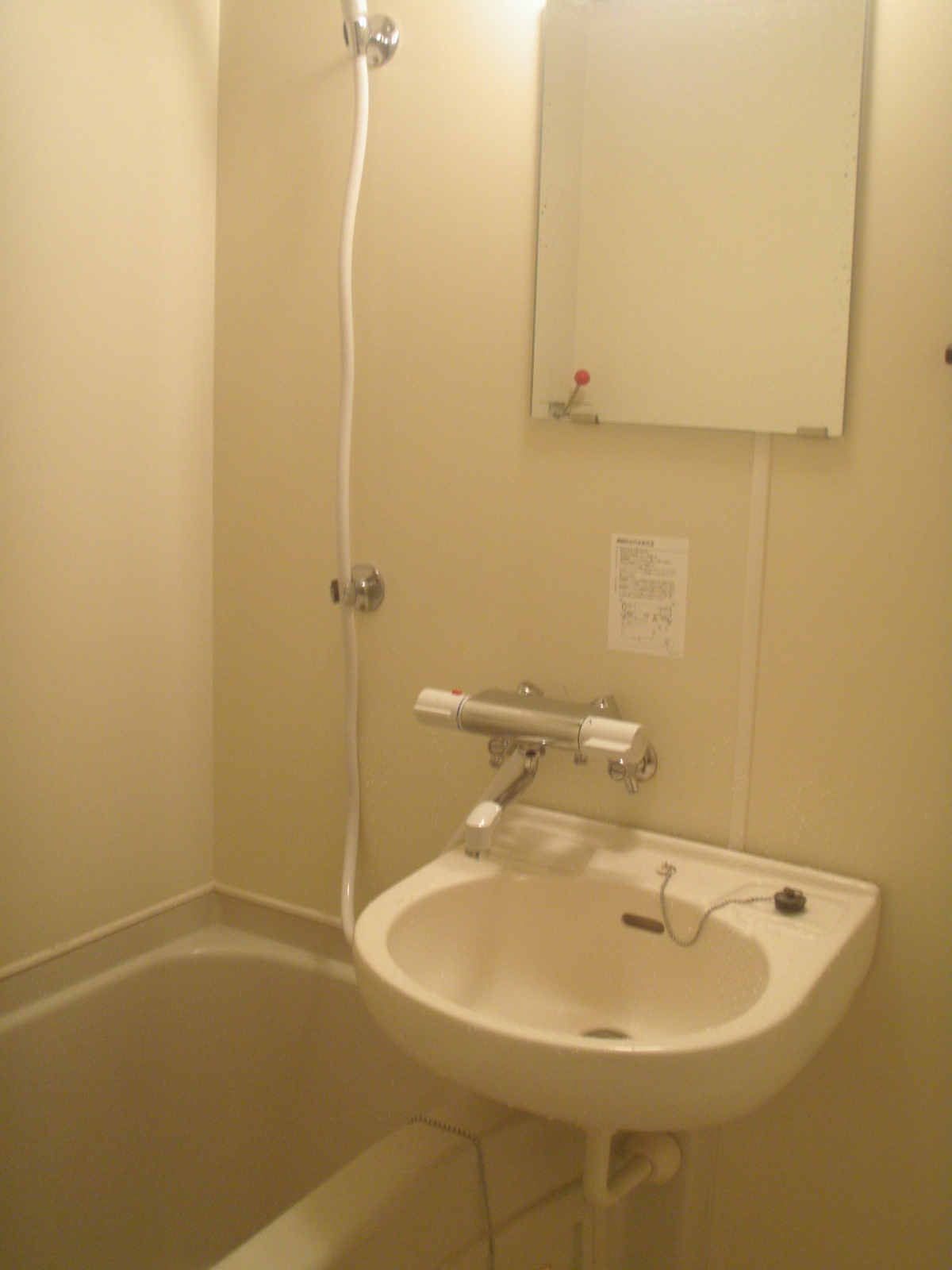 バス・シャワールーム　サーモ式シャワーで快適です