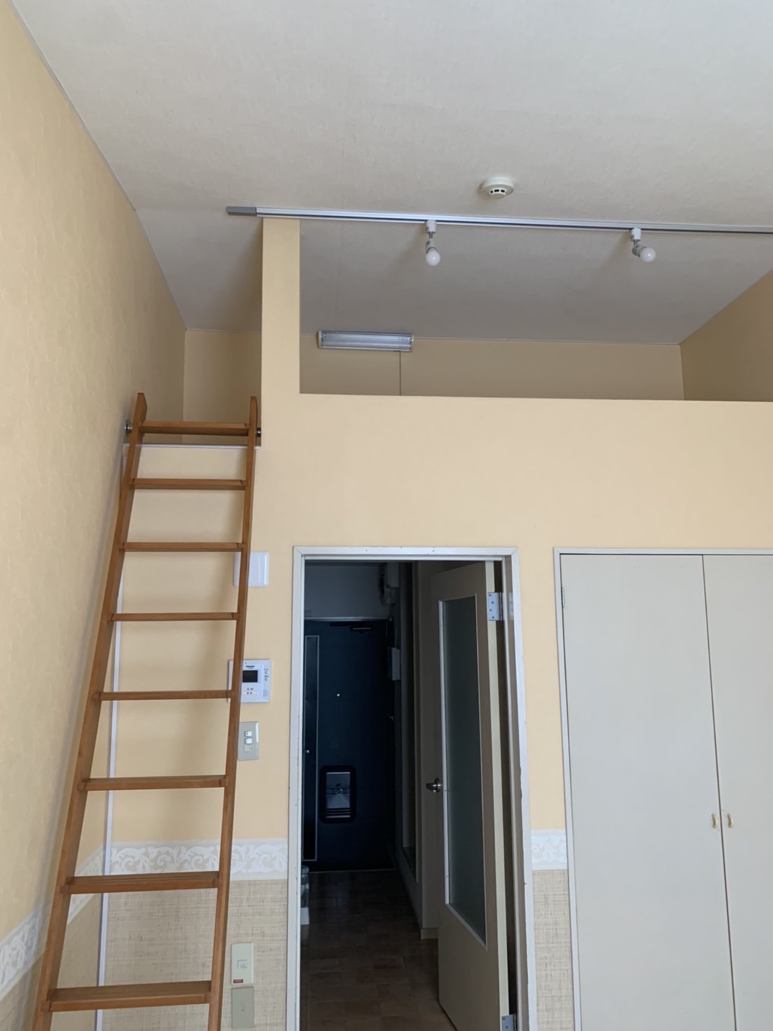 居室・リビング　ロフト階段で天井も高いです