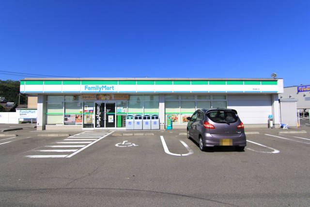 コンビニ　ファミリーマート東温樋口店（コンビニ）まで550m