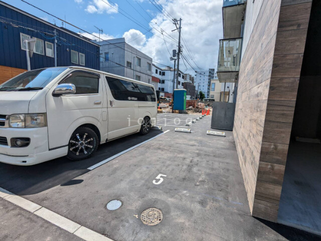 【札幌市豊平区平岸三条のマンションの駐車場】