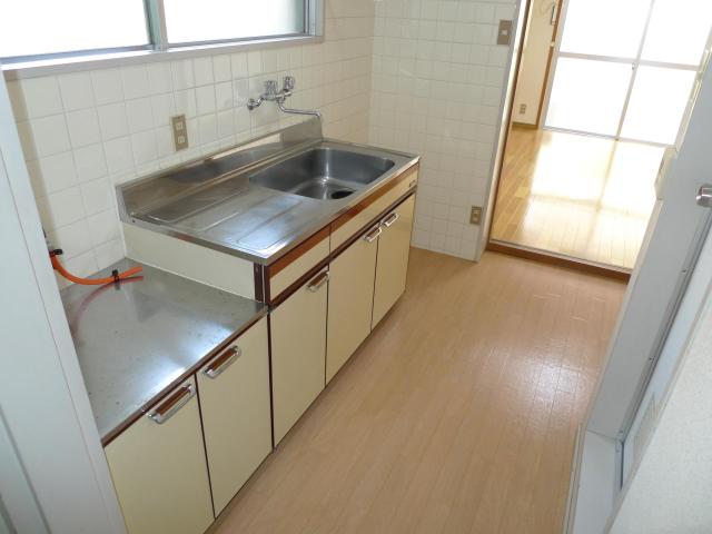 キッチン　※同タイプ部屋の写真です。