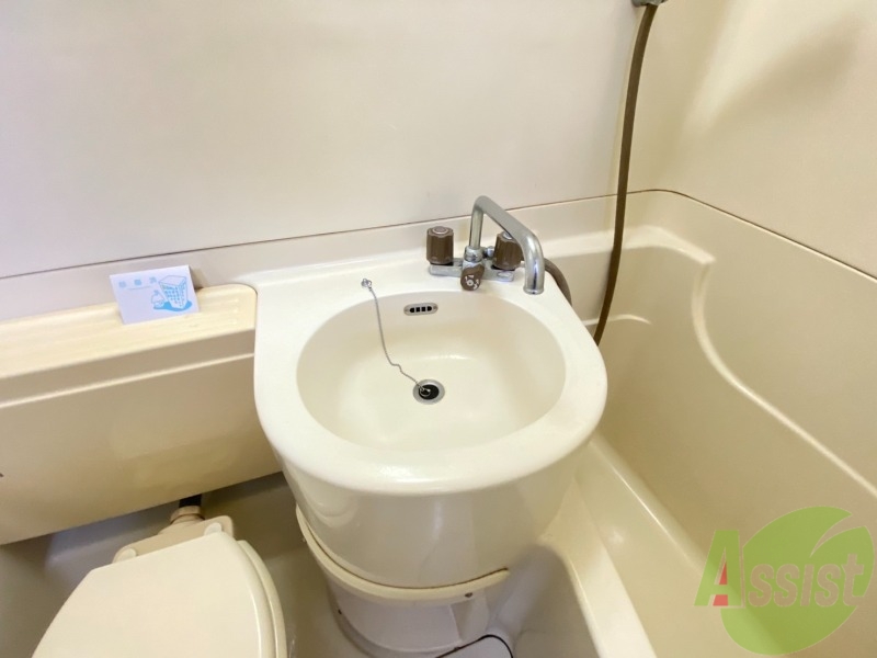 洗面設備　洗面台はバスルームの横に付いていました！