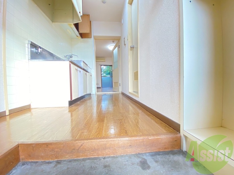 玄関　玄関から撮影しました。敷居が高すぎず安心ですね。