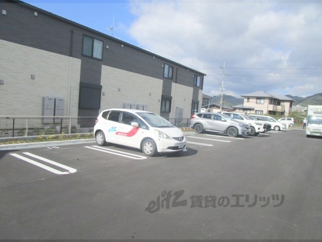 【丹波篠山市西岡屋のアパートの駐車場】