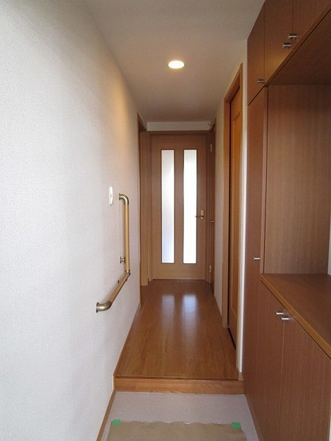 玄関　シューズボックス完備の玄関です。大きめのシューズボックス完備