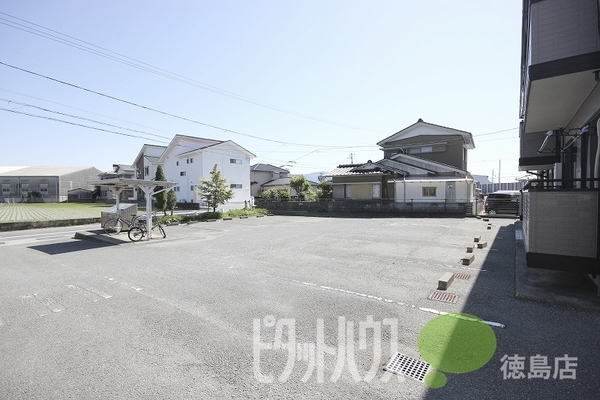 【セジュール大原IIの駐車場】