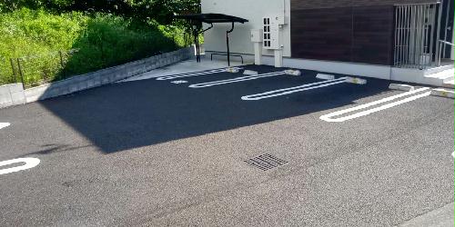 【クレイノ飛鳥の駐車場】