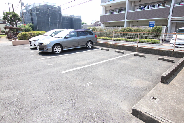 【千葉市花見川区幕張本郷のマンションの駐車場】