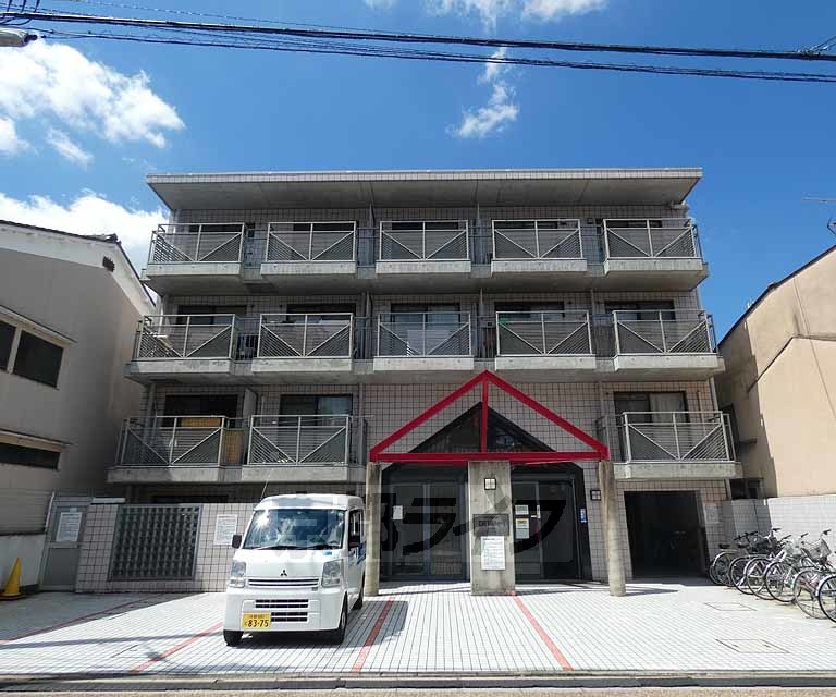 京都市東山区本町１７丁目のマンションの建物外観