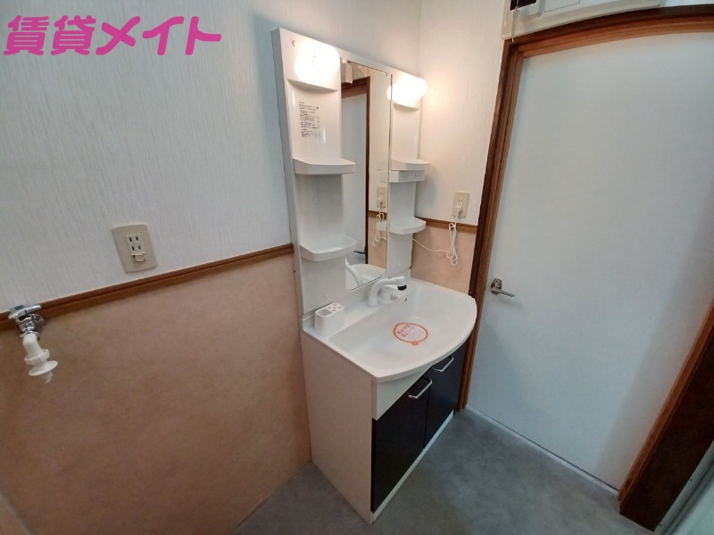 洗面設備　同型参考写真です