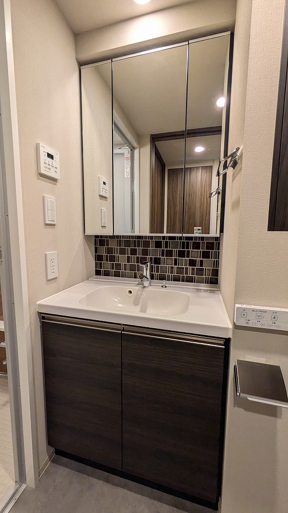 洗面設備　室内は現状を優先します