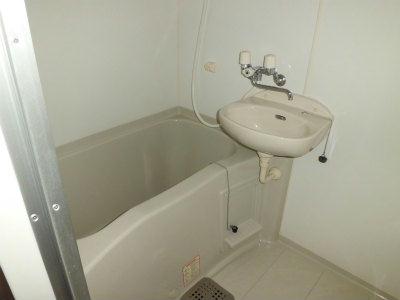 バス・シャワールーム　洗面台付バスルーム。