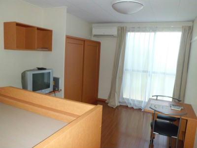 居室・リビング　カーテン・机・イス・照明・テレビなど・・・