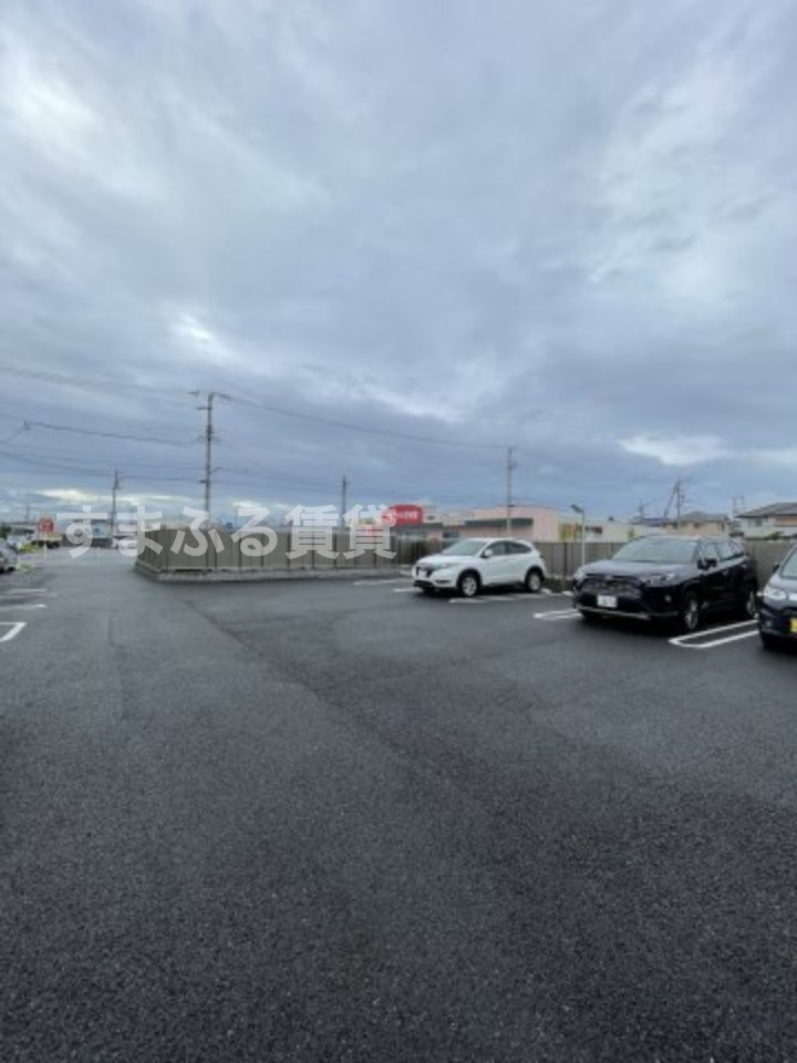 【岡崎市舳越町のアパートの駐車場】