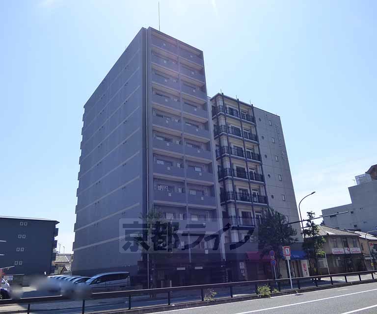 京都市右京区西院平町のマンションの建物外観