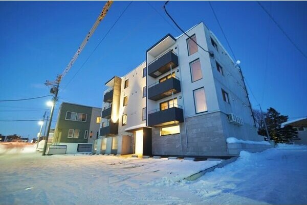 【札幌市白石区菊水九条のマンションの建物外観】