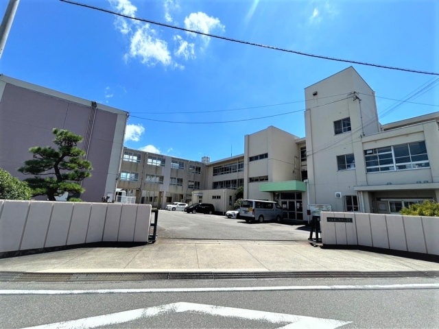 【西尾市上矢田町のマンションの小学校】