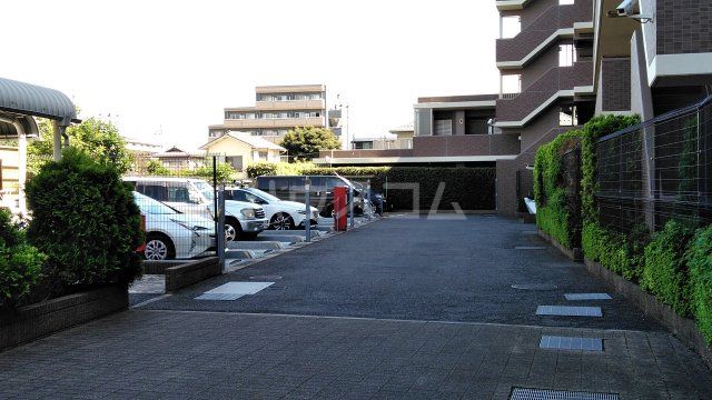 【船橋市前原西のマンションの駐車場】