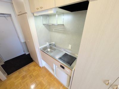 キッチン　写真は９１１号室（東Ａタイプ）のものです。