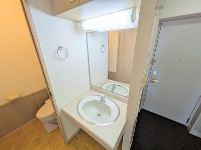 洗面設備　写真は９１１号室（東Ａタイプ）のものです。