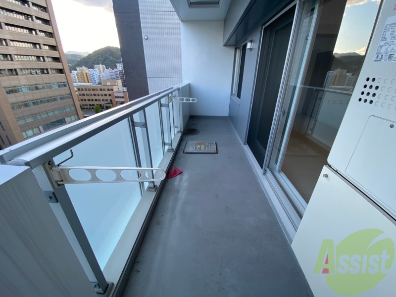 バルコニー　バルコニーは幅があり、広い印象を受けました。