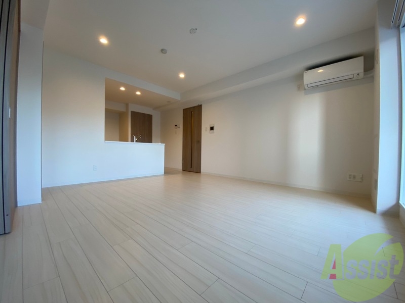 居室・リビング　白さが清潔感を出してくれます。お部屋も明るいですね。