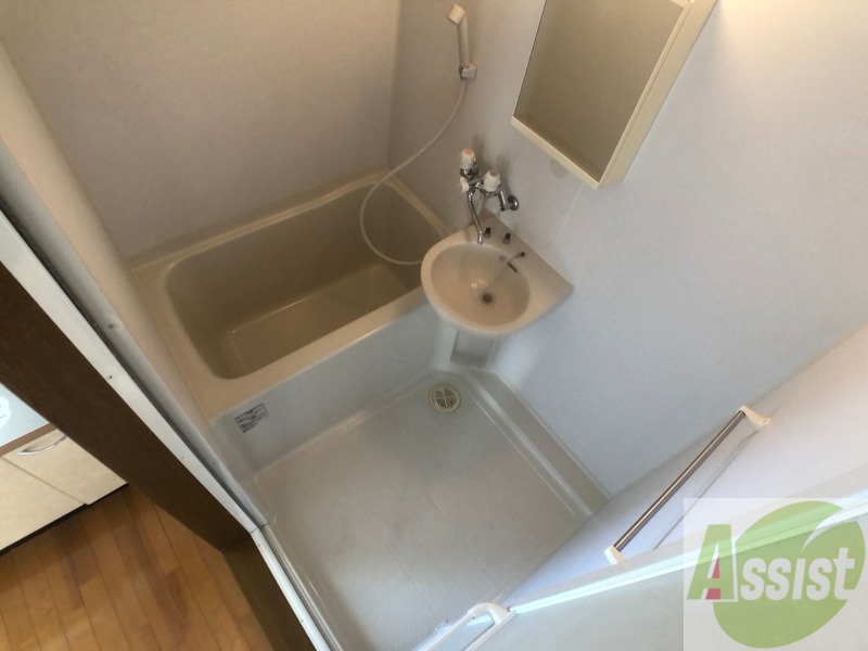 バス・シャワールーム　ユニットバスです。疲れを癒すのに欠かせませんね！