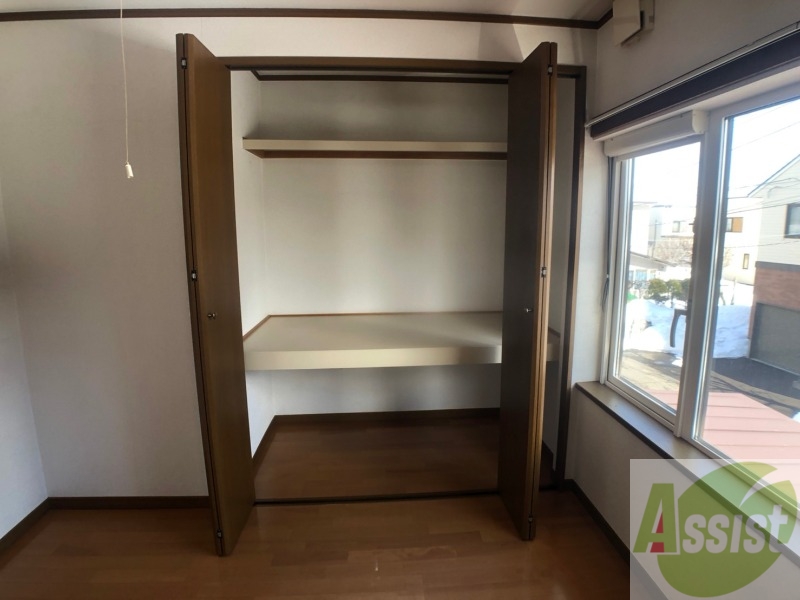 収納　寝室の収納です。部屋がすっきり片付きます。